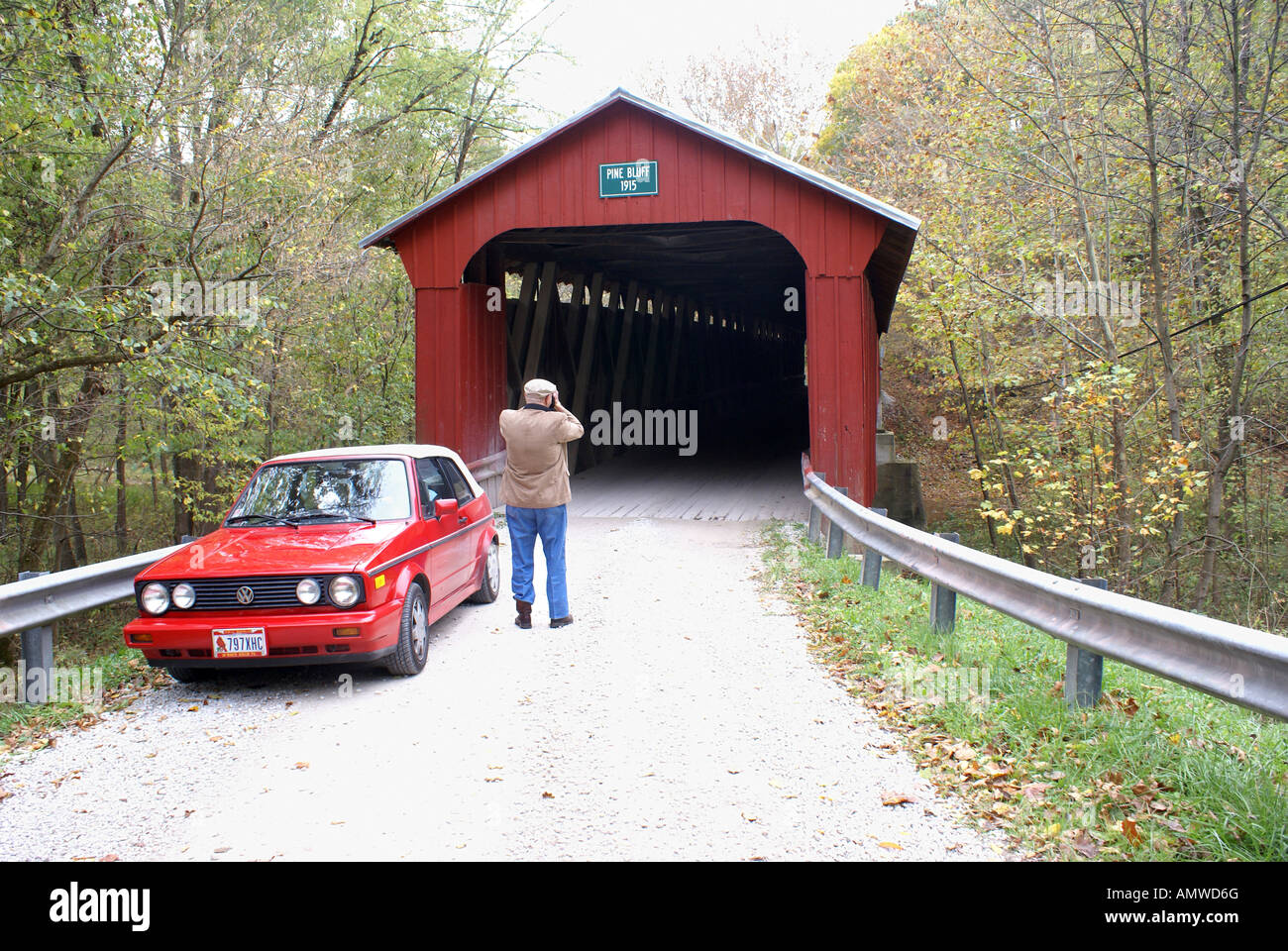 Die Bilder von einer überdachten Brücke Stockfoto