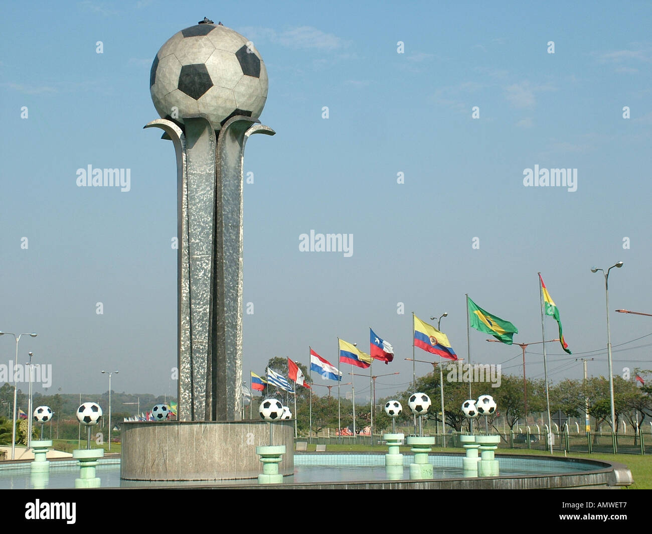 Footbal Brunnen vor dem zentralen Gebäude des südamerikanischen Fußballverbandes (Confederación Sudamericana de Stockfoto