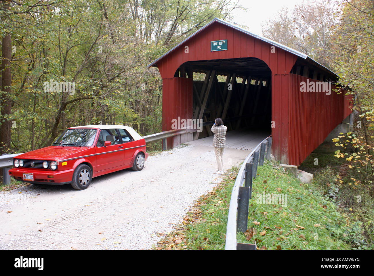 Die Bilder von einer überdachten Brücke Stockfoto