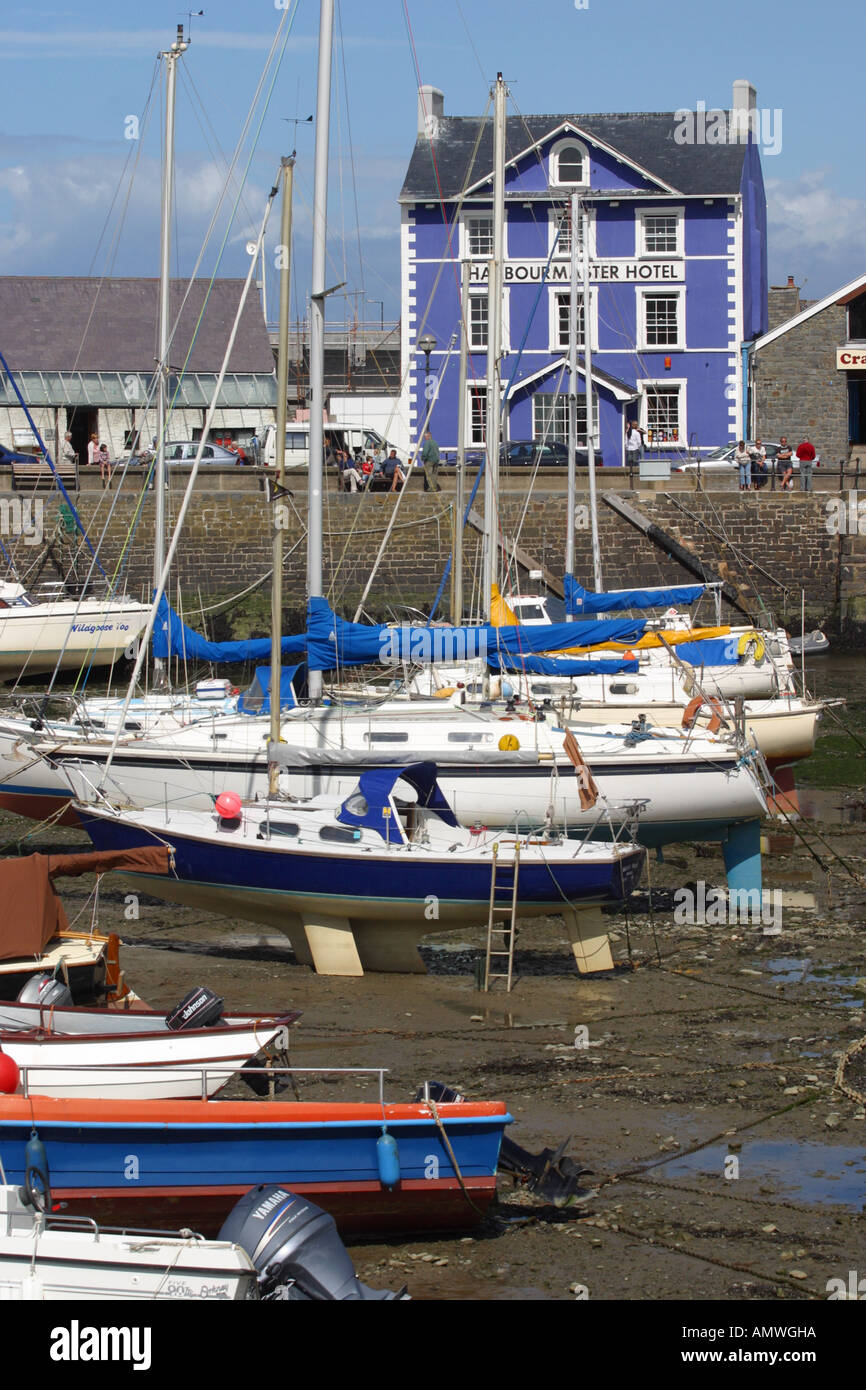 Aberaeron Hafen Ceredigion West Wales zeigt den Hafenmeister Hotel Stockfoto