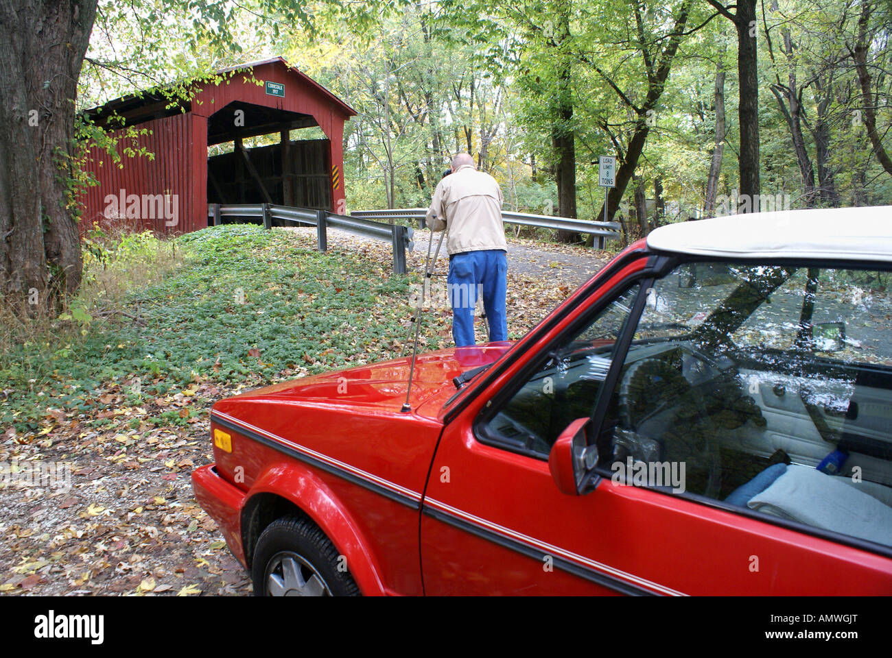 Die Bilder von einer überdachten Brücke Stockfoto