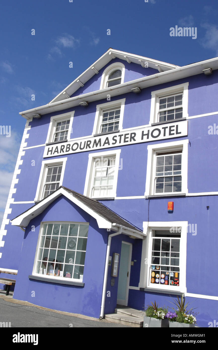 Aberaeron der Hafenmeister Pub hell Kobaltblau Gasthof auf der Hafenpromenade Ceredigion West Wales Stockfoto