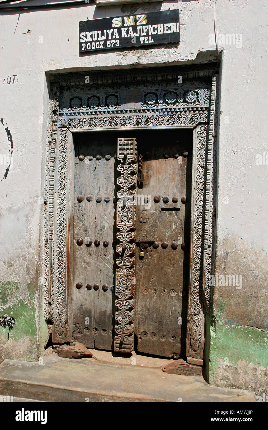 Traditionell geschnitzte Holztür in den Gassen von Stone Town, die Hafenstadt und die Hauptstadt an der Westküste von Sansibar. Stockfoto