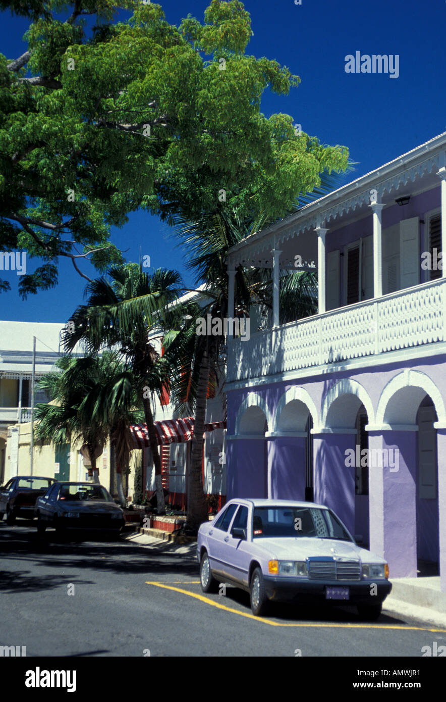 St. Croix Frederiksted lila Auto, Gebäude mit lila Bögen Stockfoto