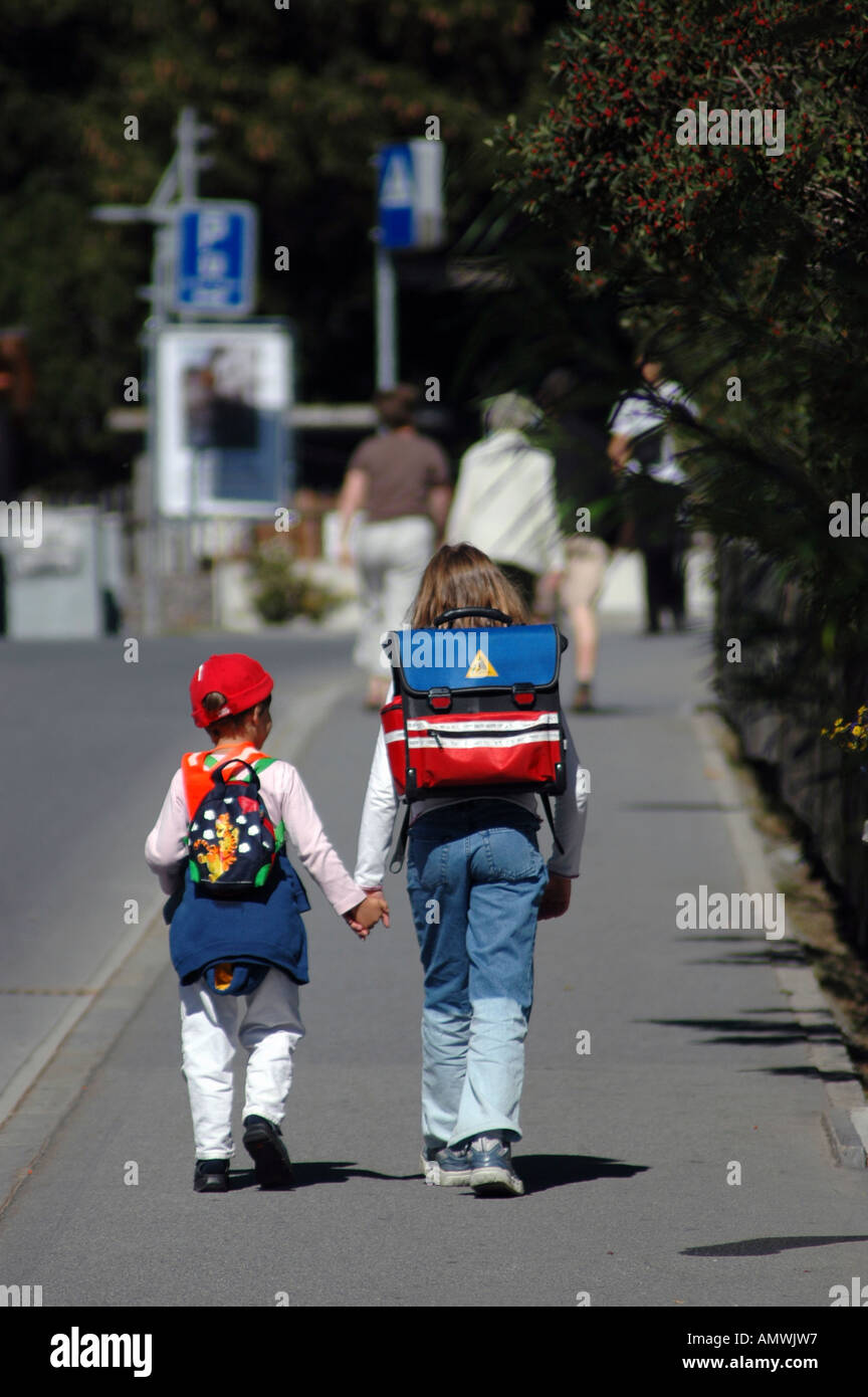 Schweiz Kinder Heimweg von der Schule Stockfoto