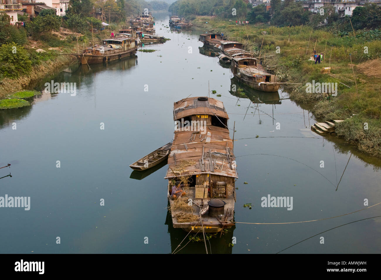 Boote auf dem Kanal in der Nähe von Kaiping Provinz Guangdong China Stockfoto