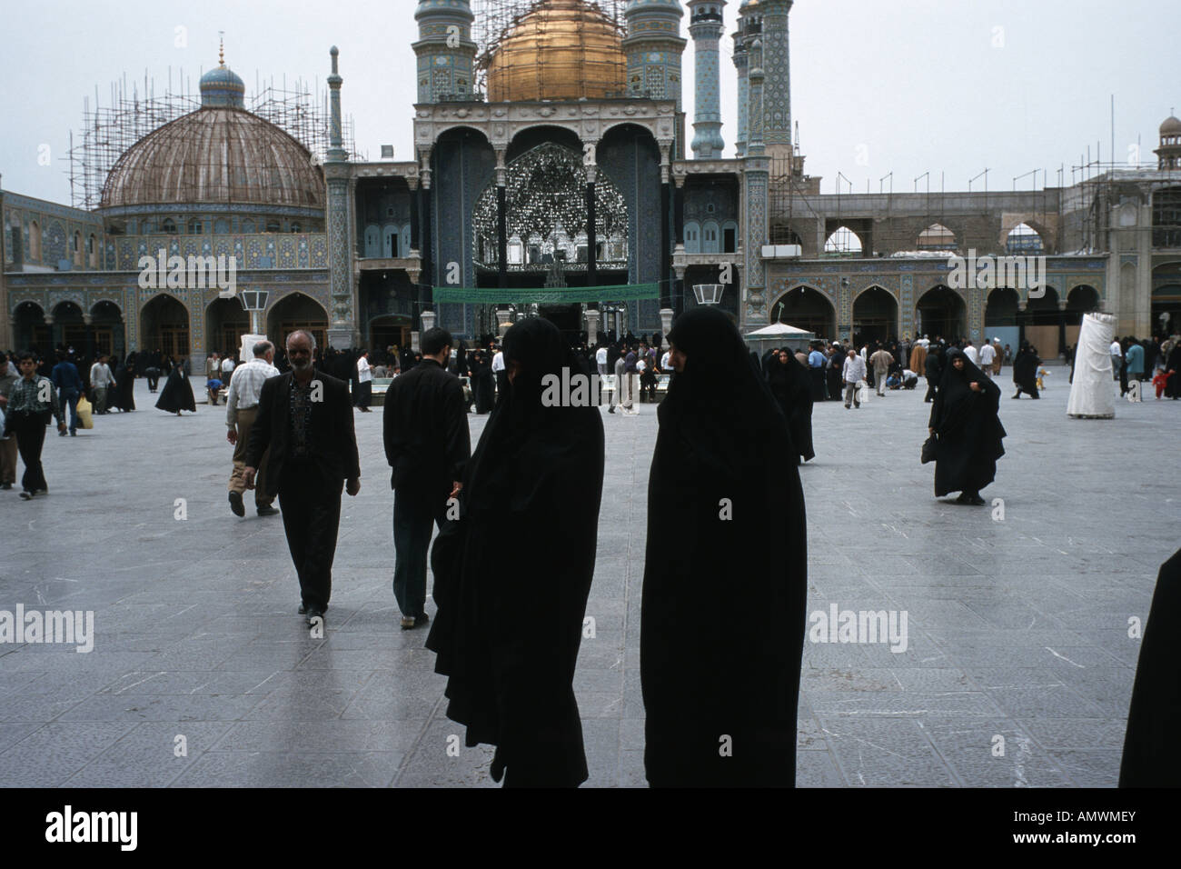Hof an der Grabmoschee des Fatimeh Musumeh, Iran, Qom Stockfoto