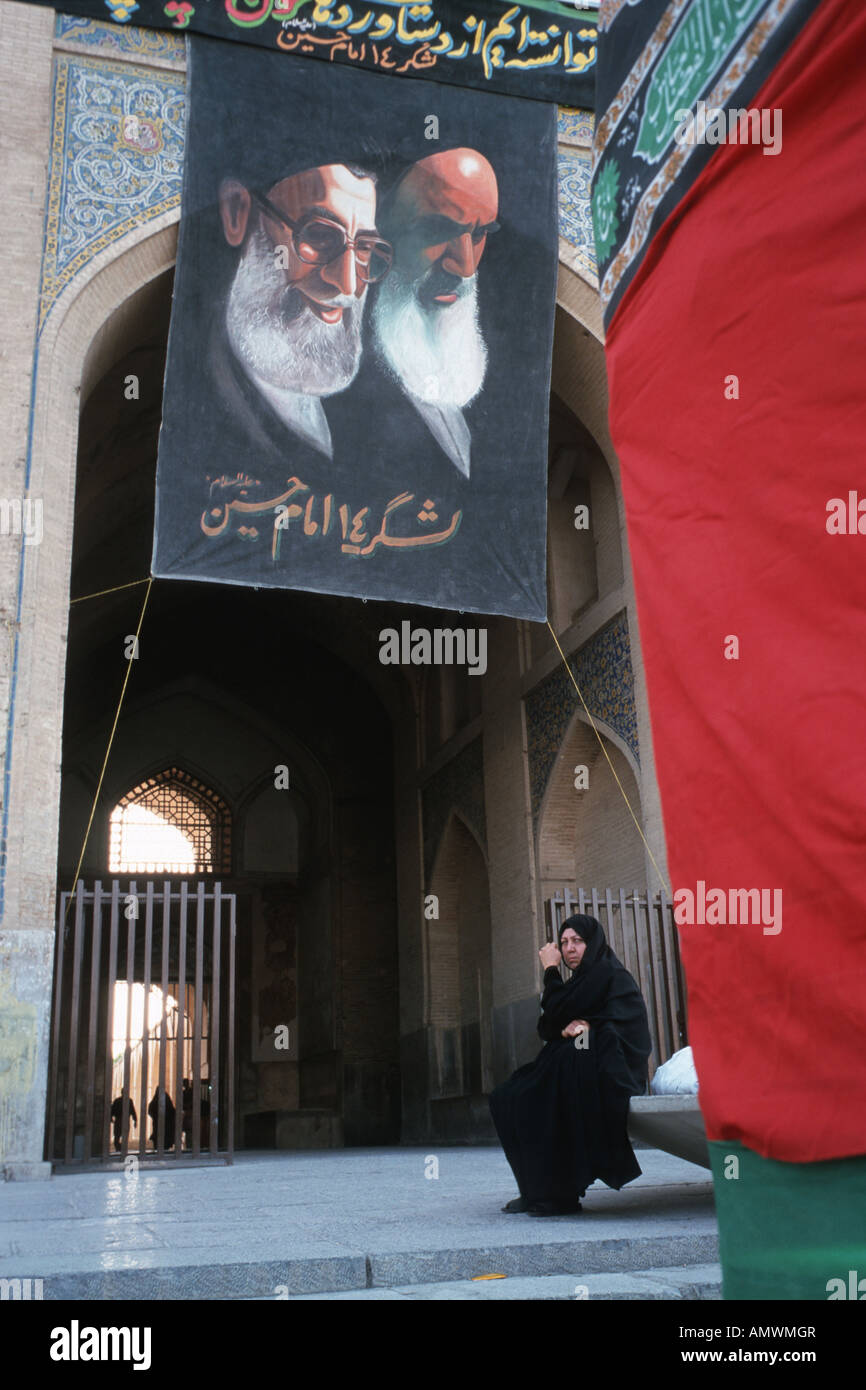 Iranerin vor einem Plakat mit Seyed Mohammad Khatami und Ayatollah Khomeini im Iran Isfahan Stockfoto