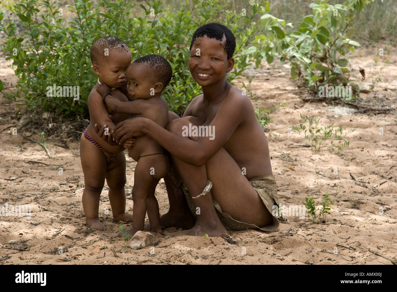 Buschmann-Mutter mit Kindern, Namibia Stockfoto