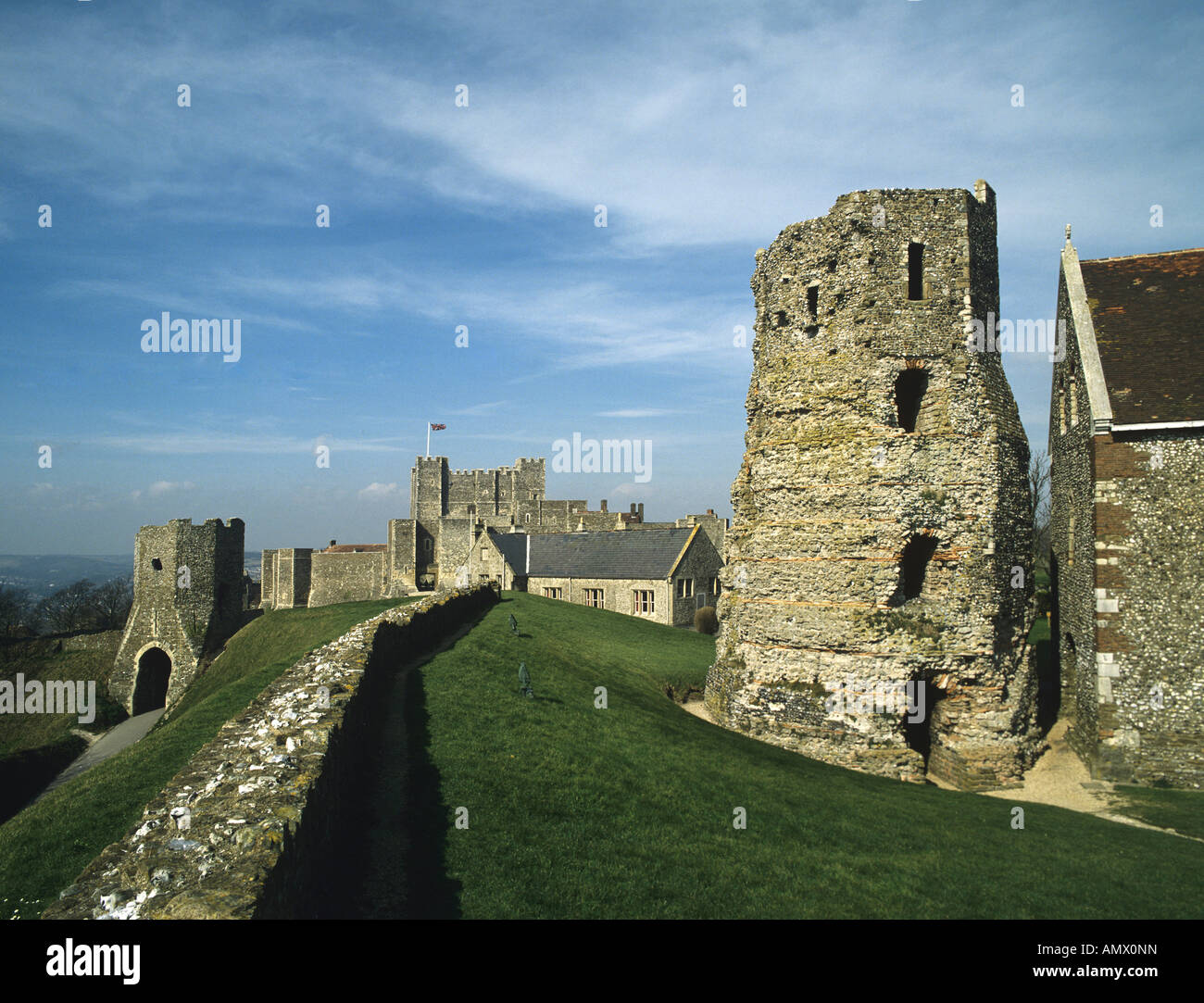 Die römischen Pharos Leuchtturm steht mit in den Wänden von Dover Castle Kent Stockfoto