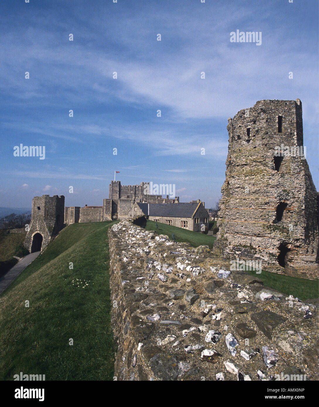 Der römische Leuchtturm von Pharos steht mit in den Wänden von Dover Castle Kent Stockfoto