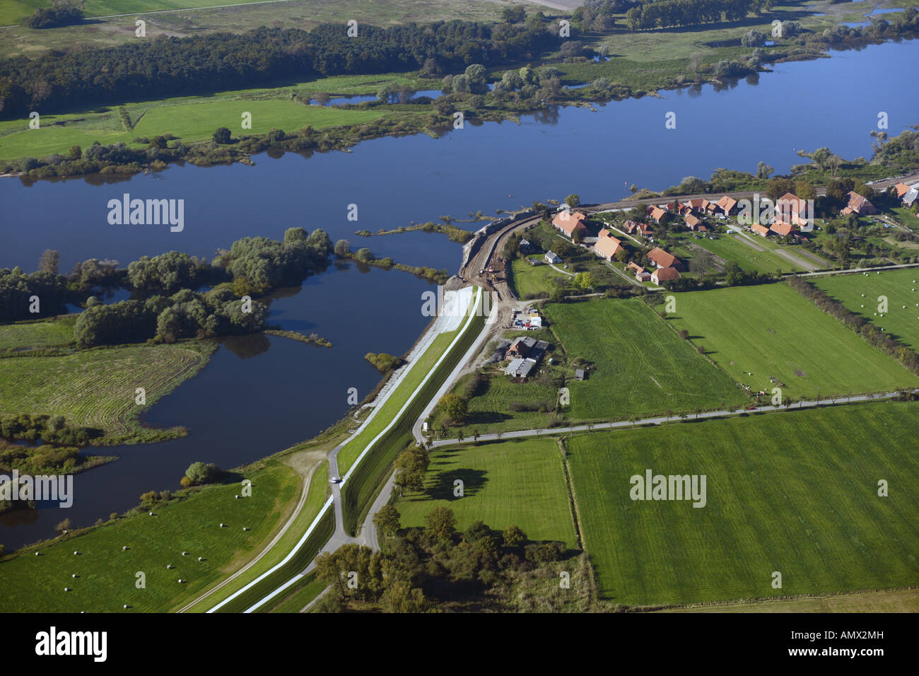 Elbe mit Deich und Gebäude der Deich zwischen Boizenburg und