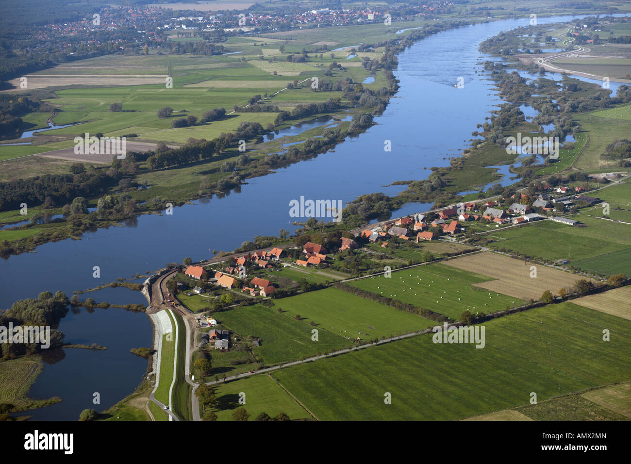 Elbe mit Deich und Gebäude der Deich zwischen Boizenburg und