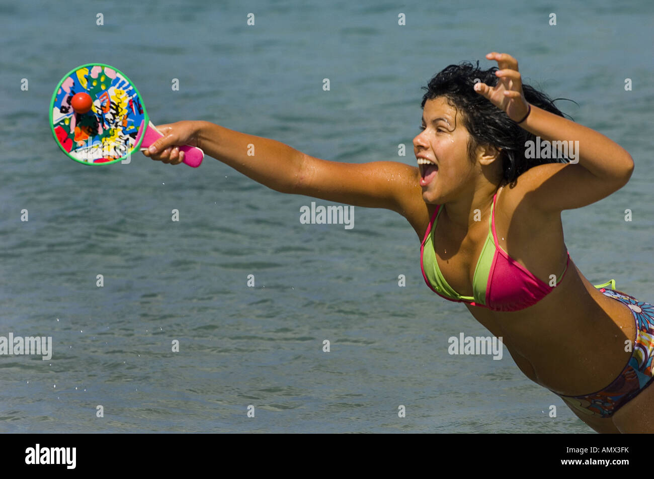 Beachball bikini -Fotos und -Bildmaterial in hoher Auflösung – Alamy