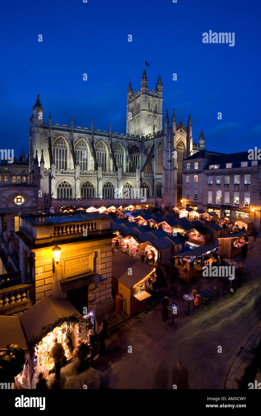 Bath Abbey und jährlichen Christmas market bei Nacht, Bad, Avon, England. Stockfoto