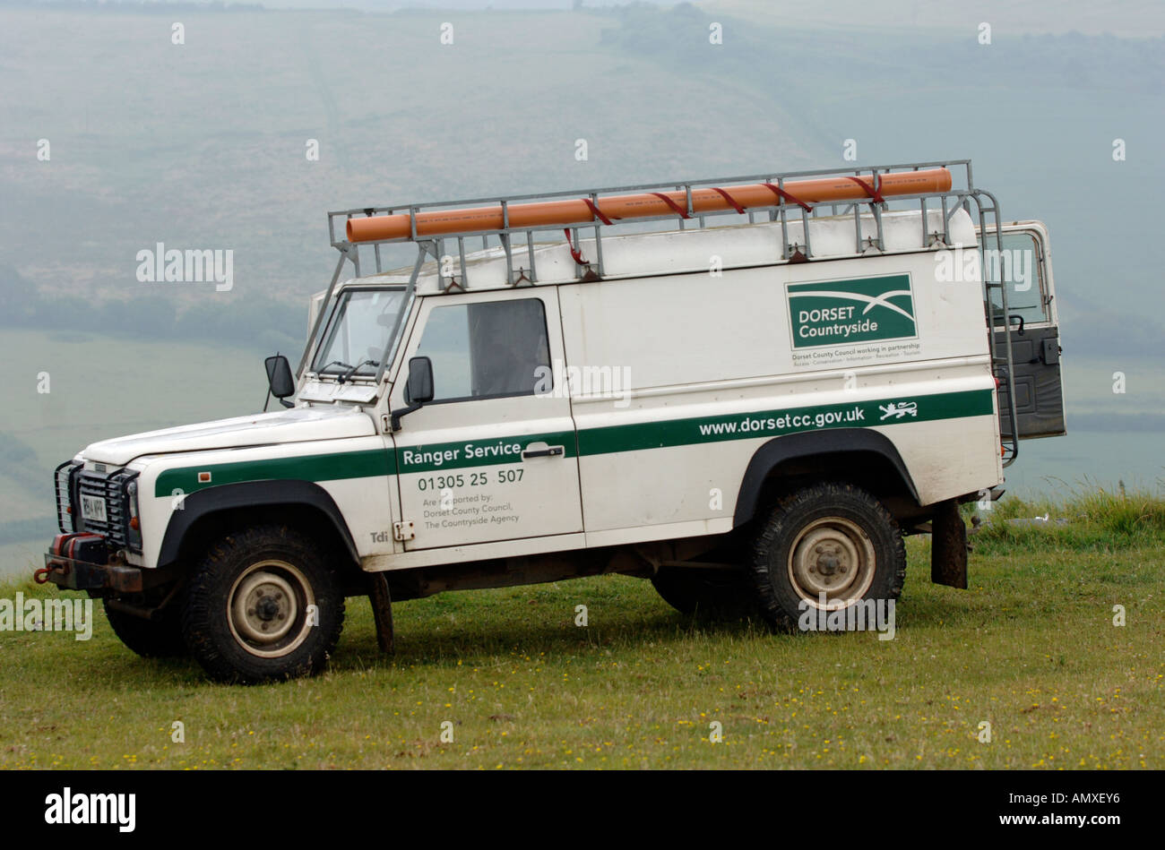 Landschaft-Ranger-Land Rover, Dorset, England UK Stockfoto
