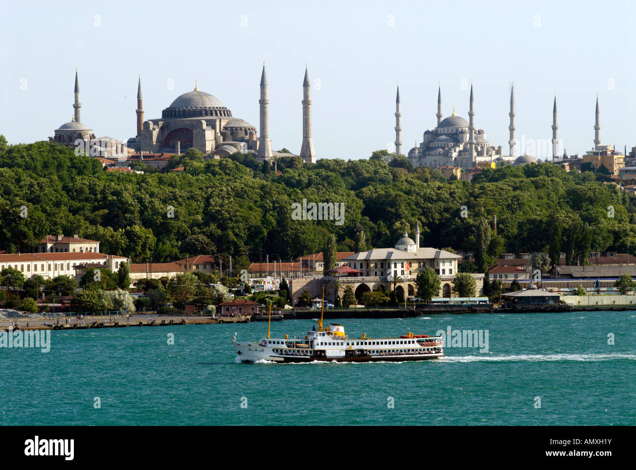 Boot mit Gebäuden im Hintergrund, Aya Sofya, Bosporus, blaue Moschee, Istanbul, Türkei Stockfoto
