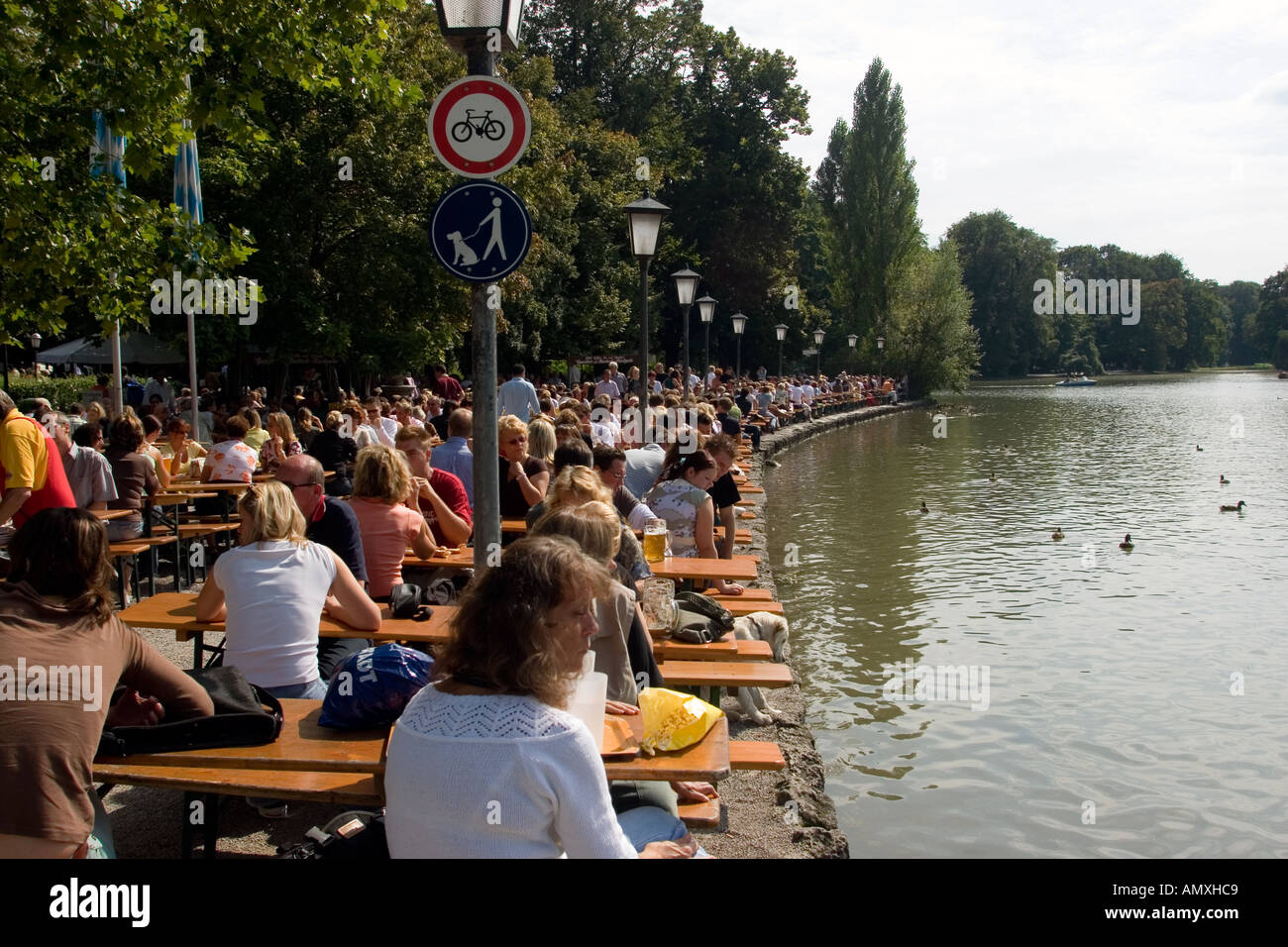 Deutschland Munchen Leute Sitzen In Einem Biergarten Genannt