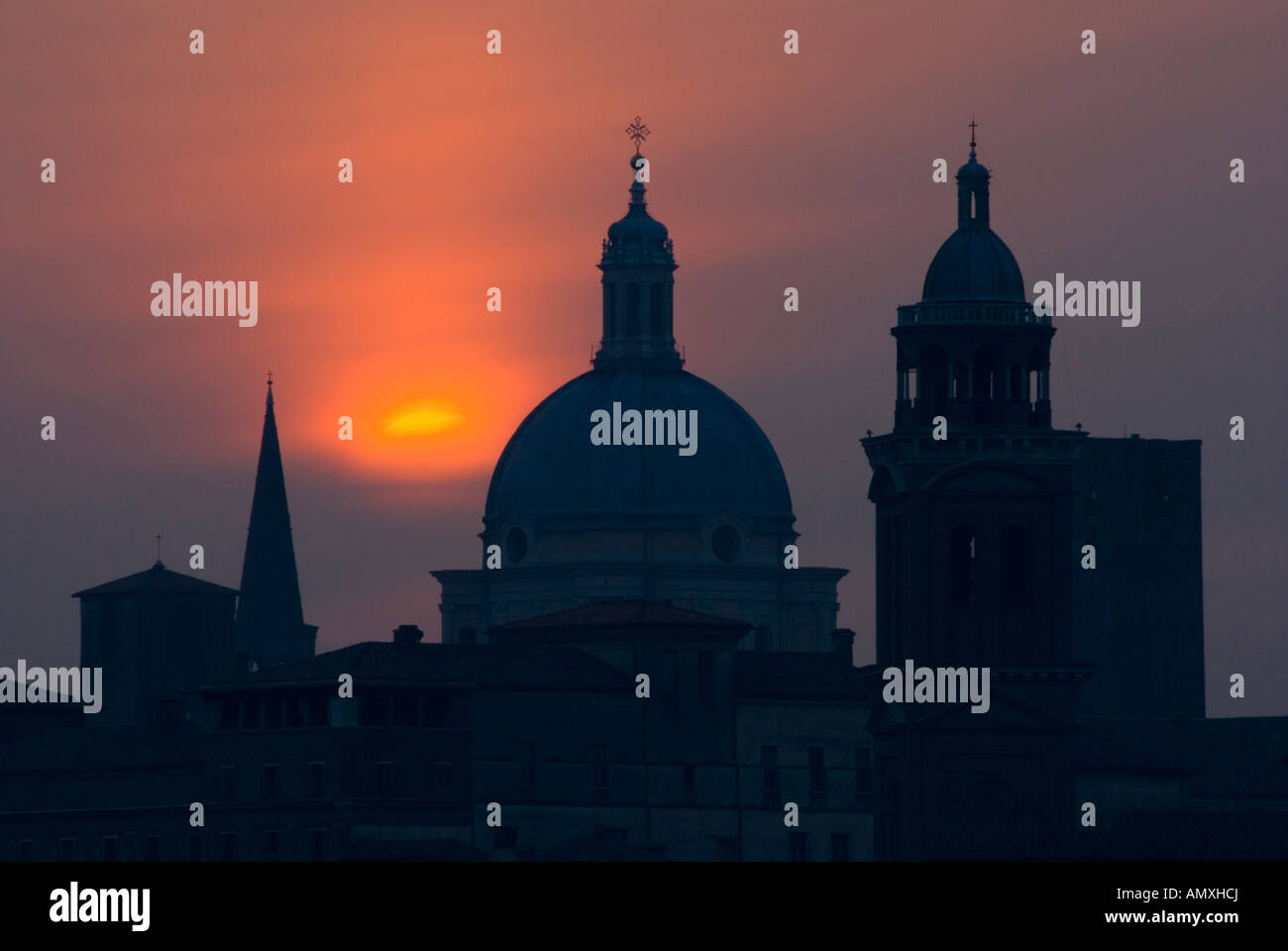 Silhouette des Gebäudes bei Sonnenuntergang, Lago Di Mezzo, Mantua, Lombardei, Italien Stockfoto