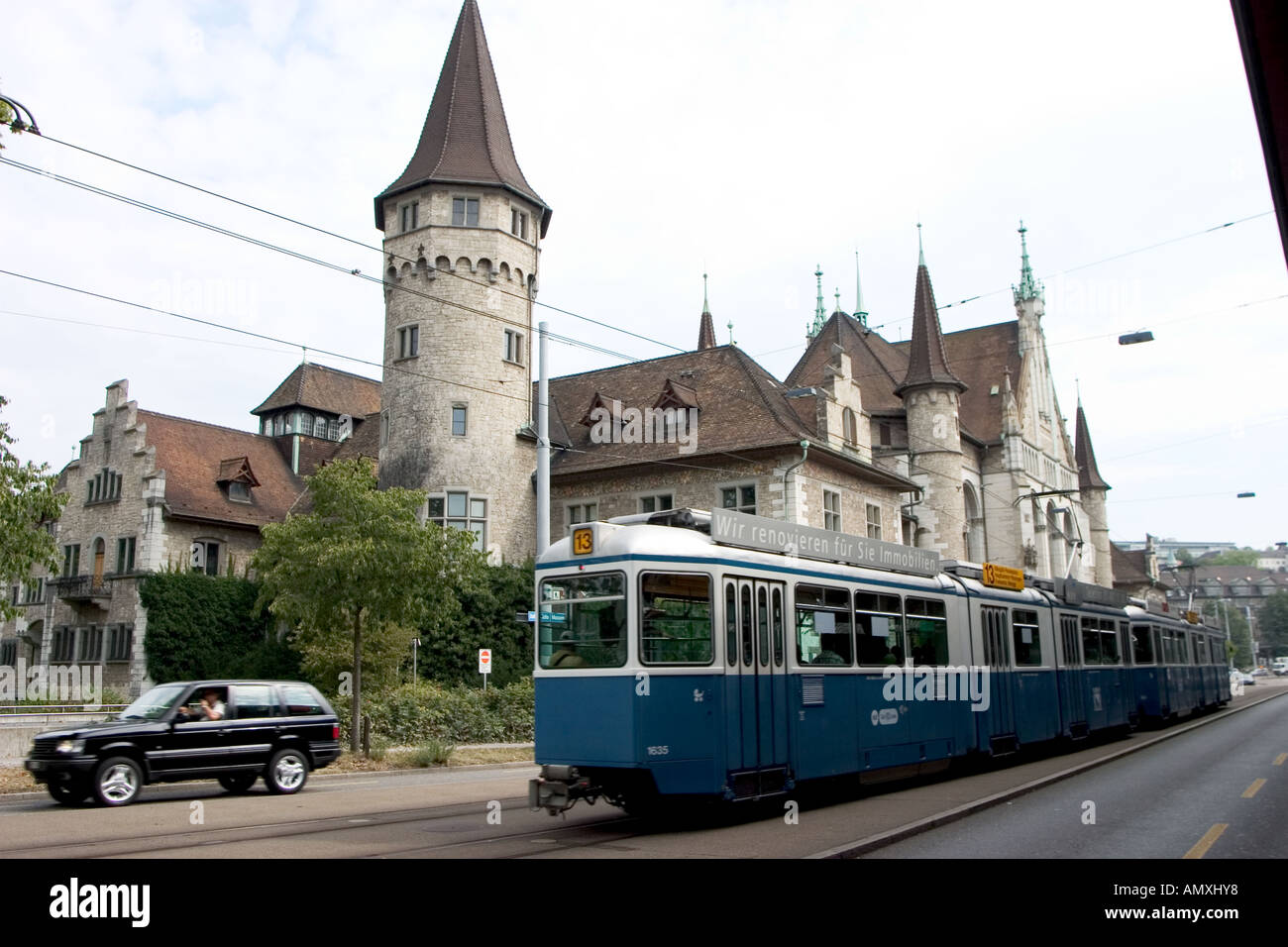 Ein Trolley übergibt der Schweizerischen Landesmuseum in Zürich. Stockfoto