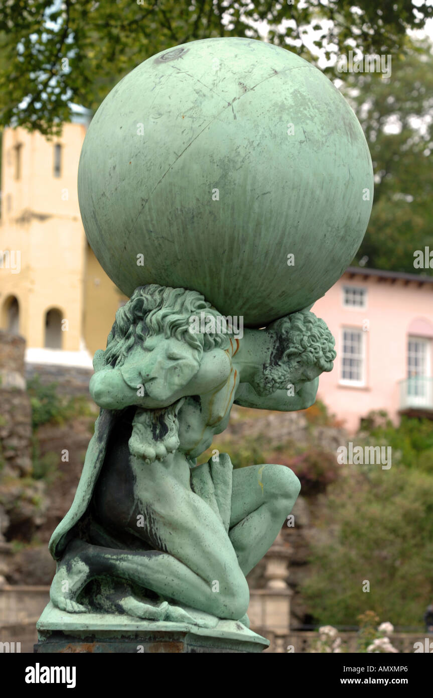 Herkules-Statue, Atlas, Portmeirion Gwynedd North Wales UK Stockfoto