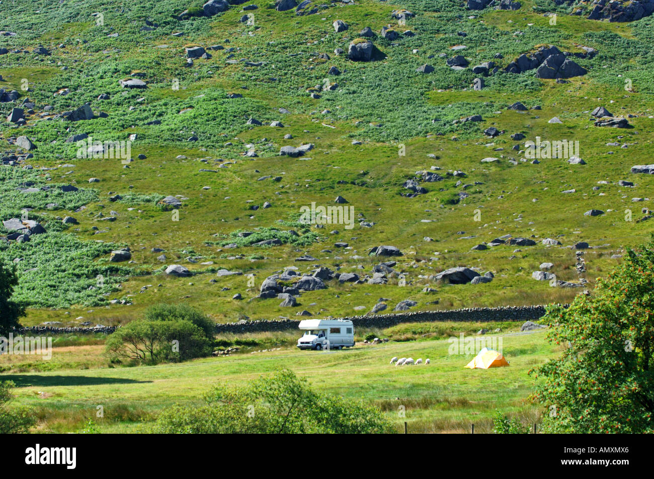 Camper van und Zelt, Snowdonia-Nationalpark, Gwynedd, Nord-West-Wales Stockfoto