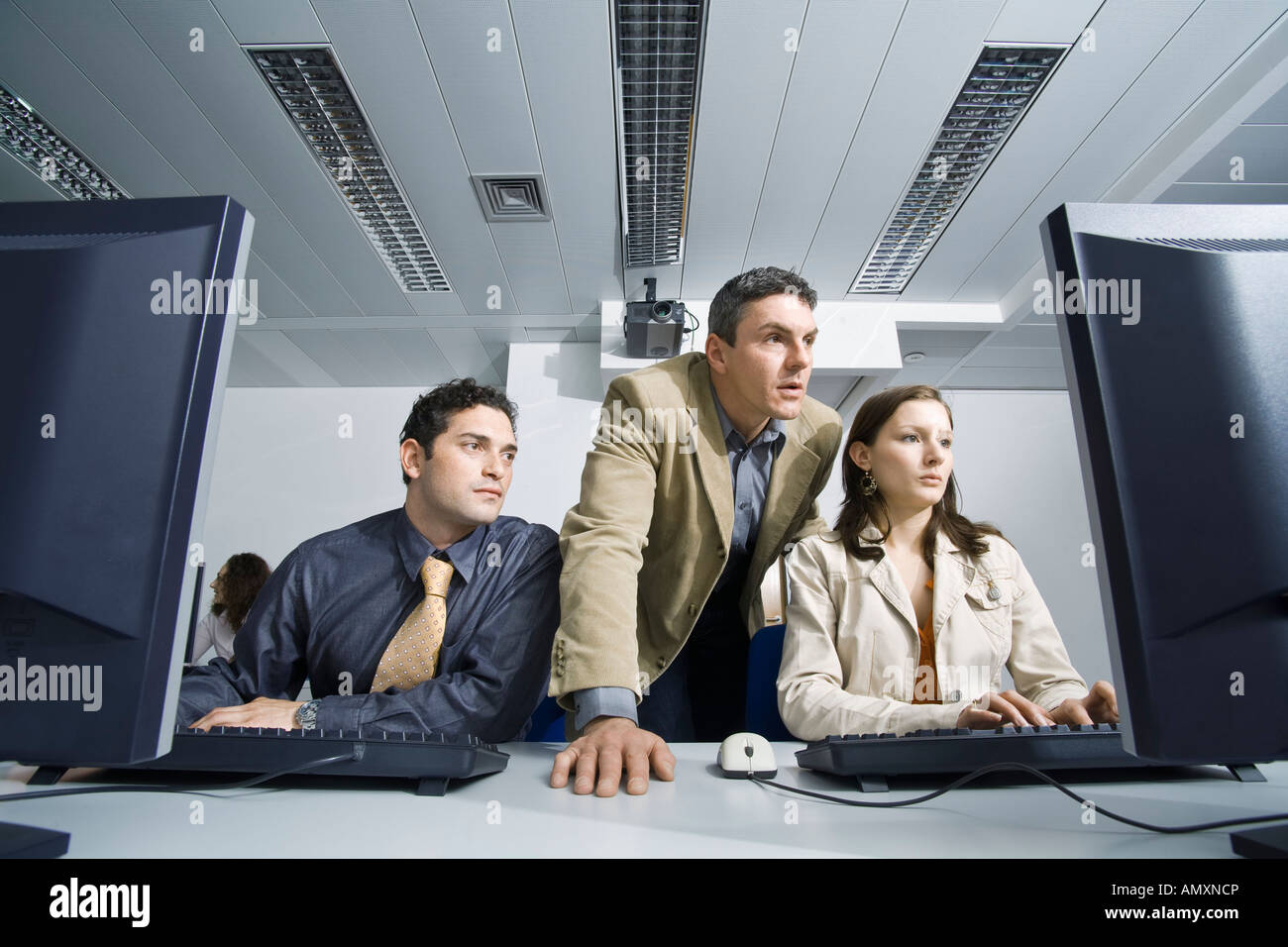 Gruppe von Menschen, die mit computer Stockfoto