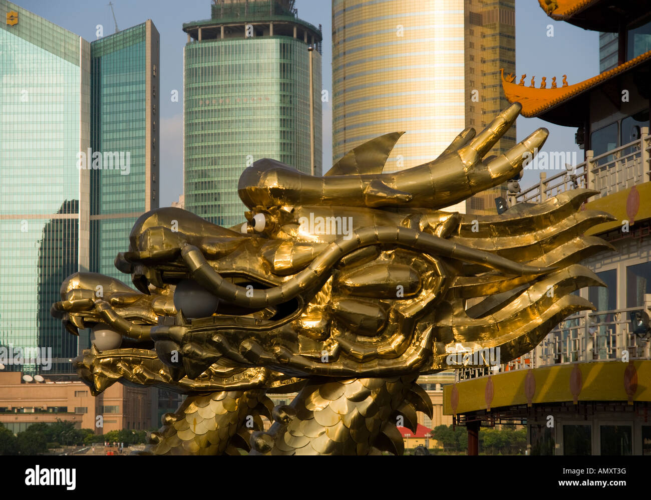 China Shanghai The Bund Waitan Nahaufnahme von goldenen Drachenköpfen Stockfoto