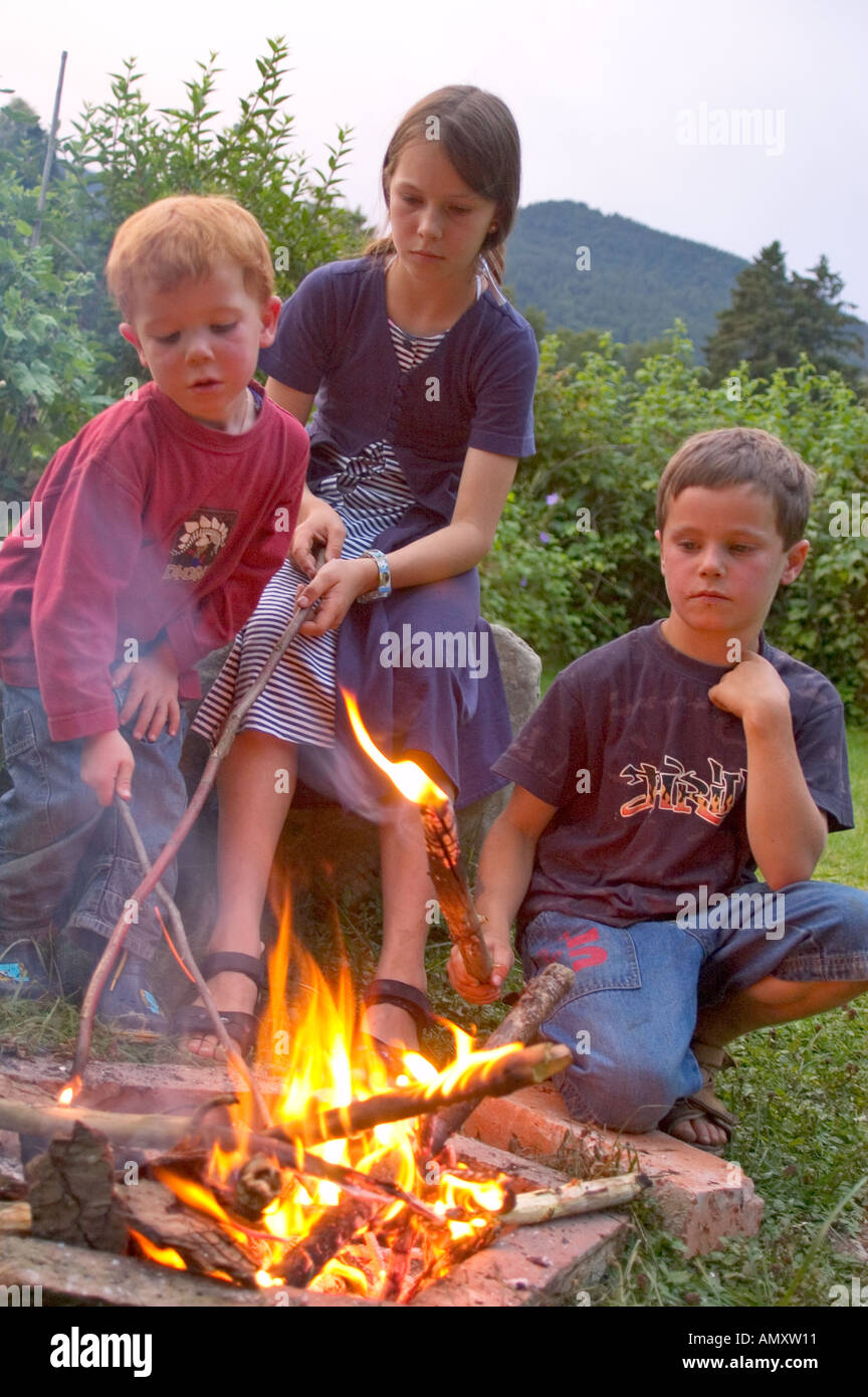 Herr Kinder beim Grillen am offenen Feuer legen Sie Lagerfeuer ...