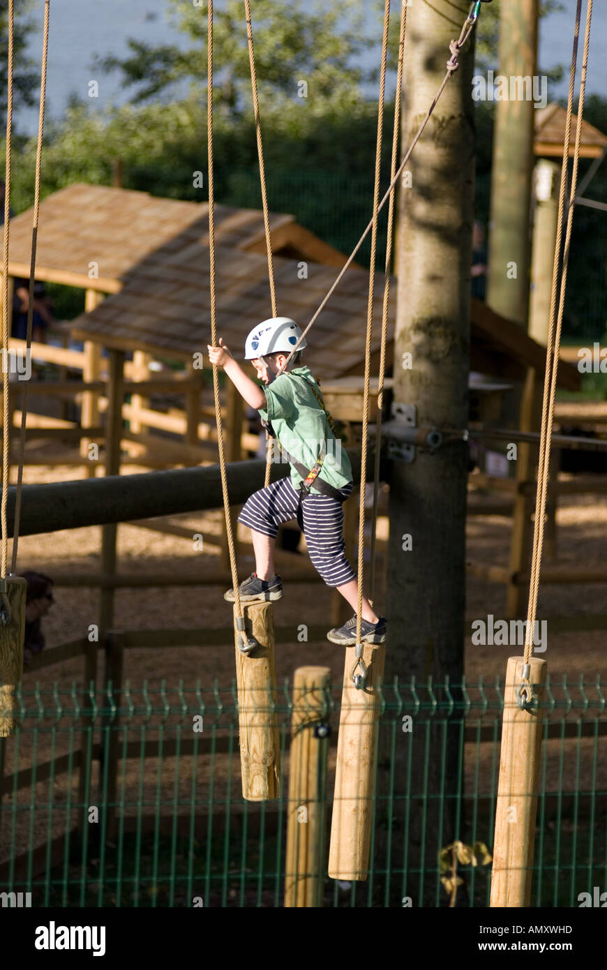 Bild CREDIT DOUG BLANE Young Boy über eine Log-Brücke bei der Aerial Extreme Willen Lake Milton Keynes Stadt von Milton Keynes Stockfoto