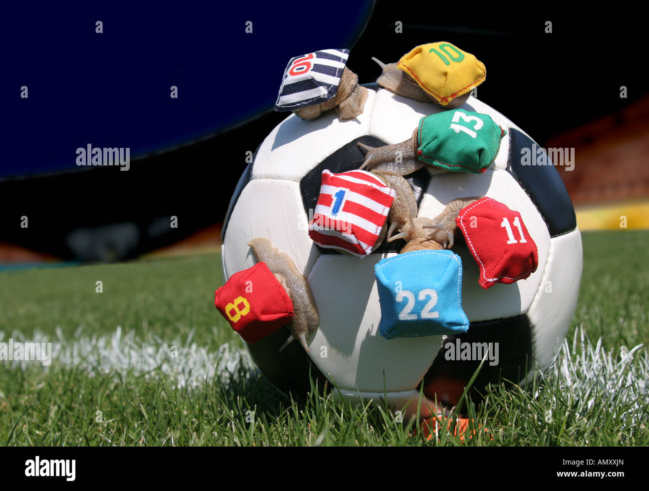 Internationale Fahnen schmücken Fußball Stockfoto