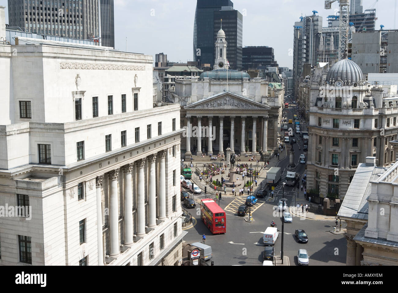 Verkehr auf Straße vor Bank, Royal Exchange, London, England Stockfoto