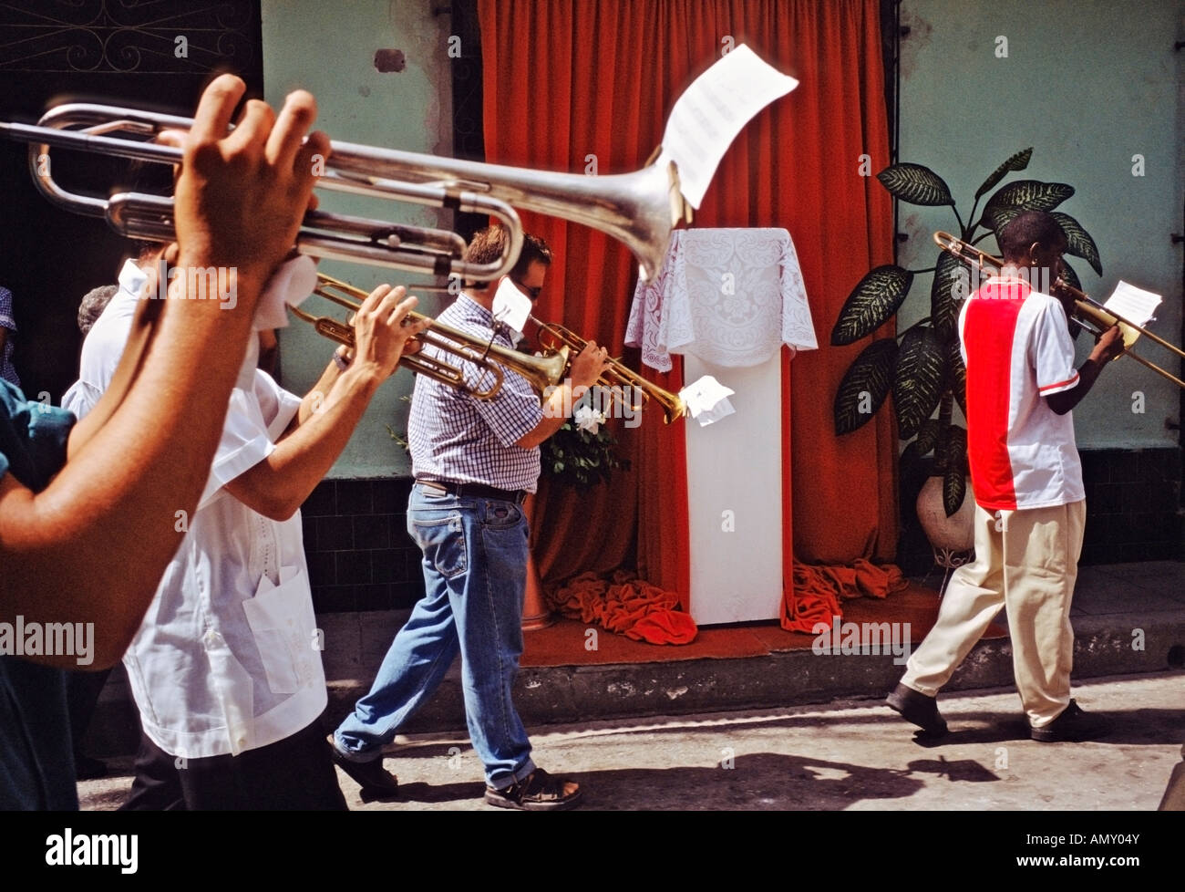 Hornisten in einer katholischen Prozession in Santa Clara, Kuba Stockfoto