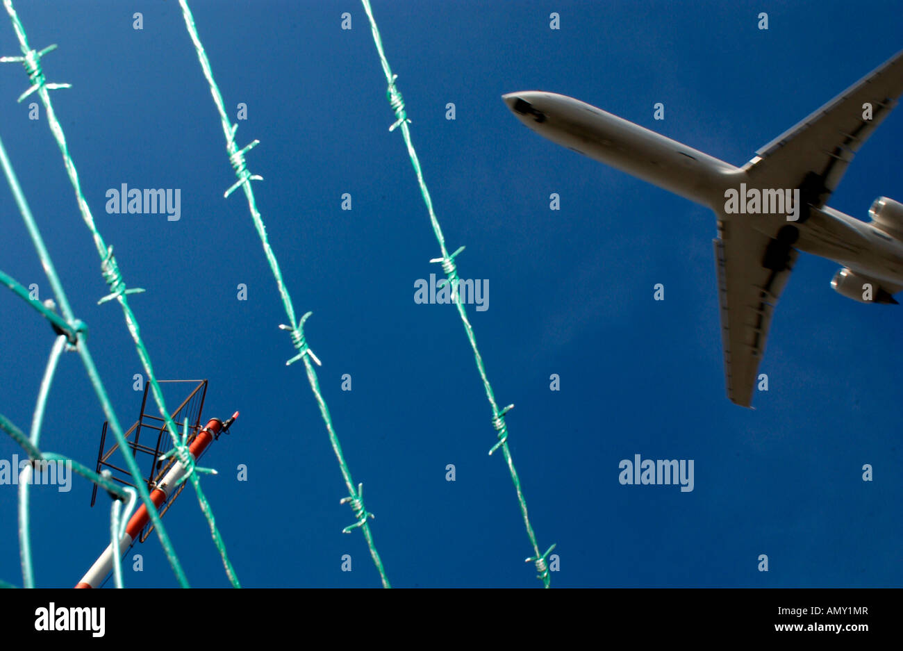 Niedrigen Winkel Ansicht des Flugzeuges im Flug Stockfoto