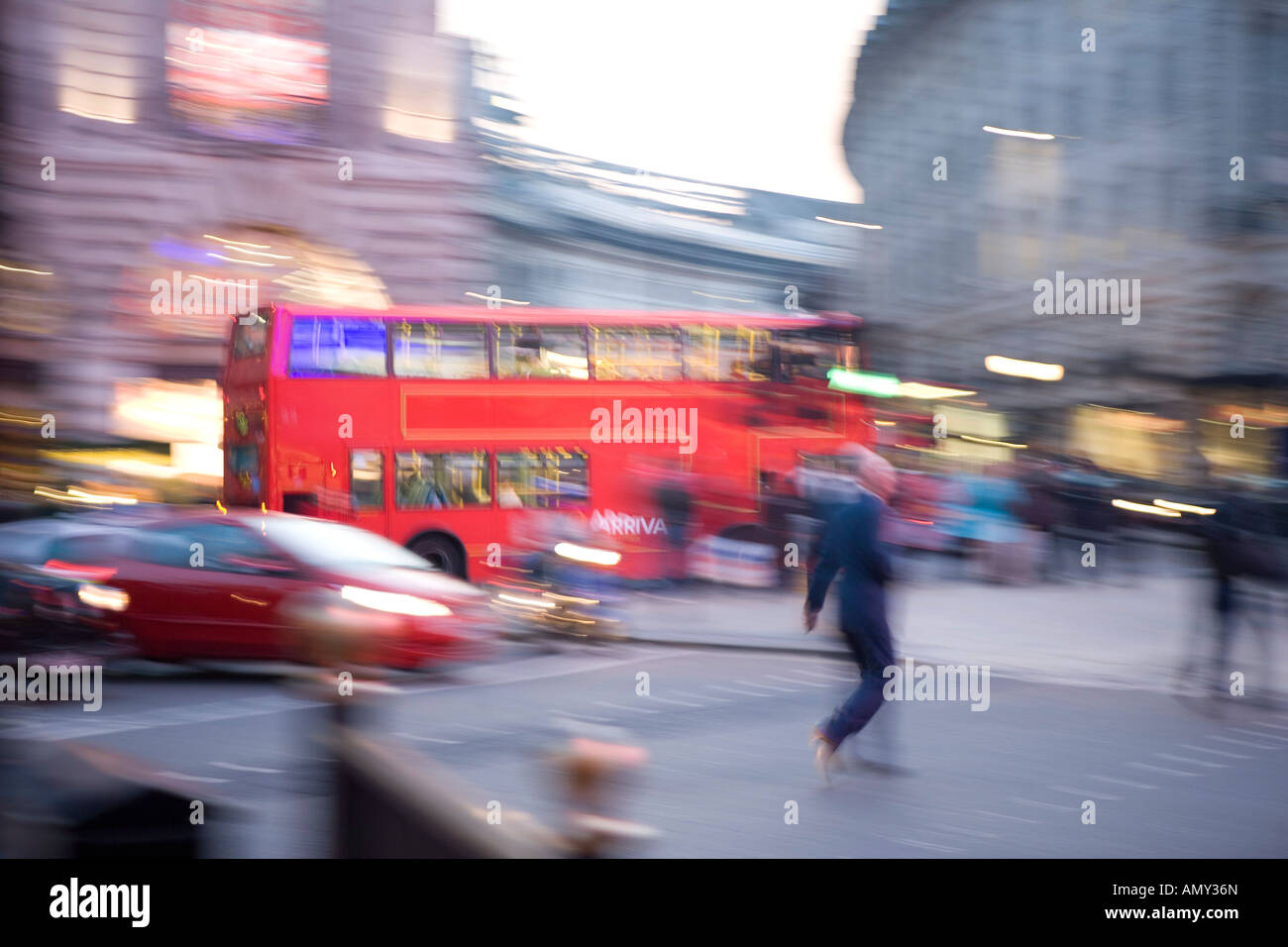 Unscharfen Blick auf Verkehr auf Straße in Stadt von Westminster London England Stockfoto