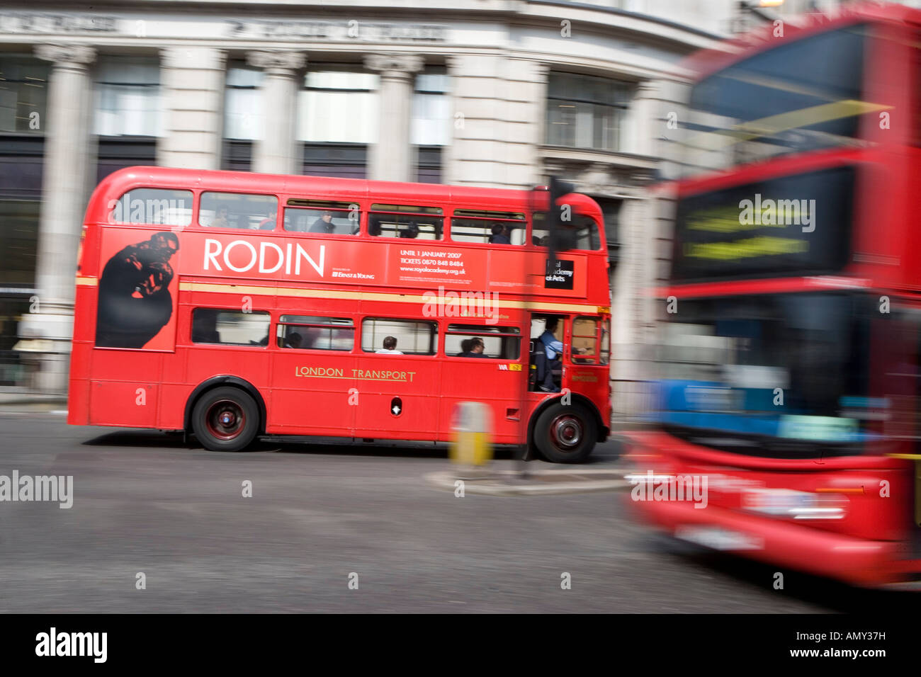 Doppelte Decker Busse auf den Straßen der Stadt, London, England Stockfoto