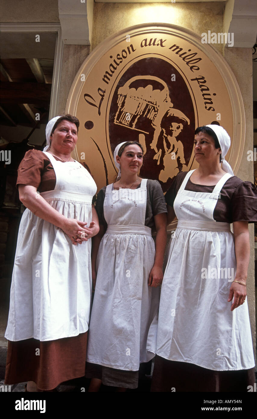 Drei Bäcker außerhalb Sommieres berühmteste Bäckerei, wo Brot auf traditionelle Weise hergestellt wird Gard Languedoc Roussillon, Frankreich Stockfoto