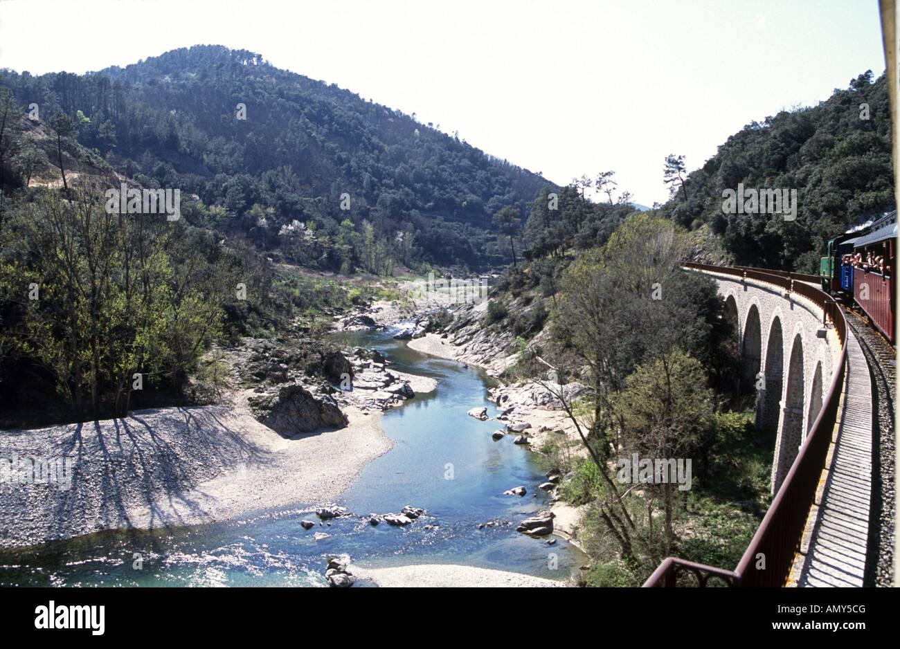 Dampfzug über den Fluss Gardon zwischen St. Jean du Gard und Anduze-Gard-Cevennen-Languedouc-Roussillon Frankreich Stockfoto