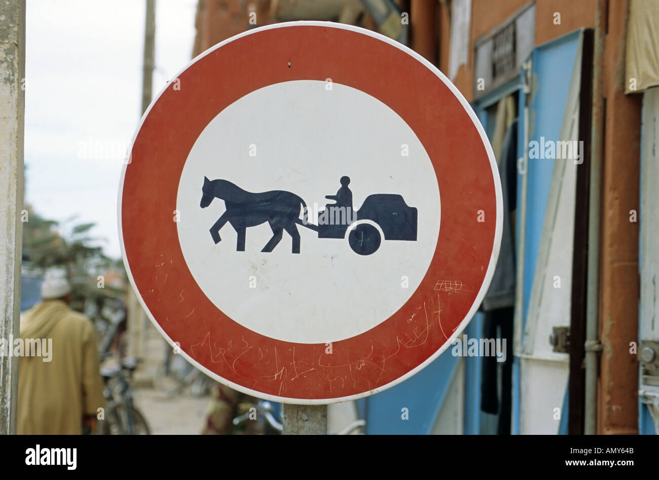 Straßenschild - Nr. & Pferdewagen, Erfoud, Marokko Stockfoto