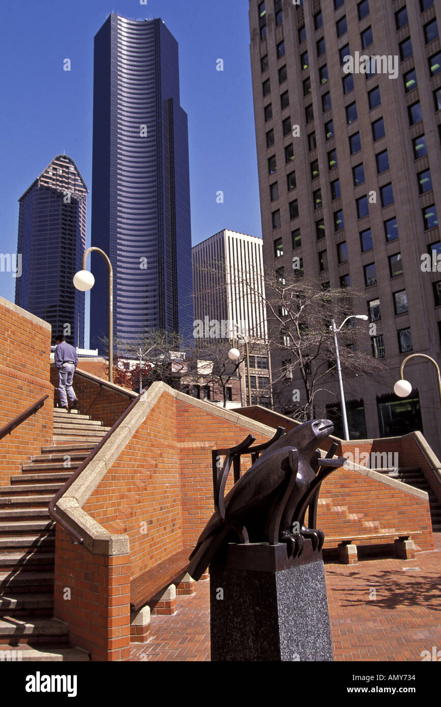 Seattle Washington Downtown Federal Building Plaza mit Columbia Center Freiheit Skulptur und T-Gebäude Stockfoto