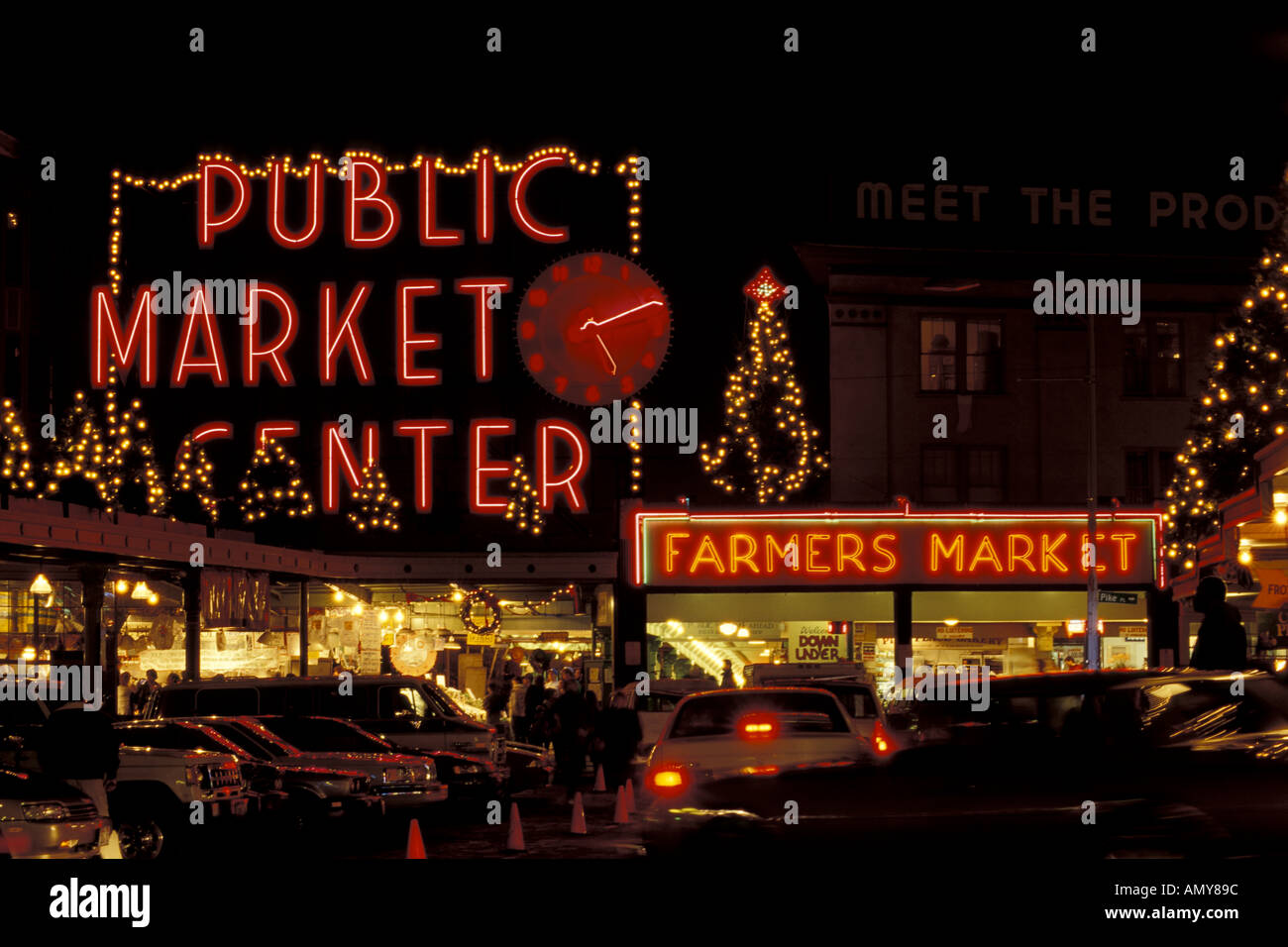 Seattle Washington Pike Place Markt Neon Öffentlichkeit Markt Zeichen über Pike Street Eingang zum Markt für Weihnachten dekoriert Stockfoto