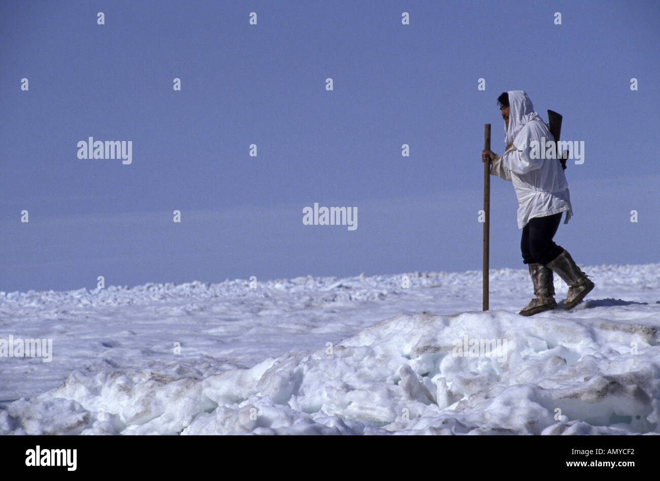 Aufenthaltskosten Jäger zu Fuß auf dem Meereis in der Nähe von Barrow AK Winter Inupiat Eskimo Stockfoto