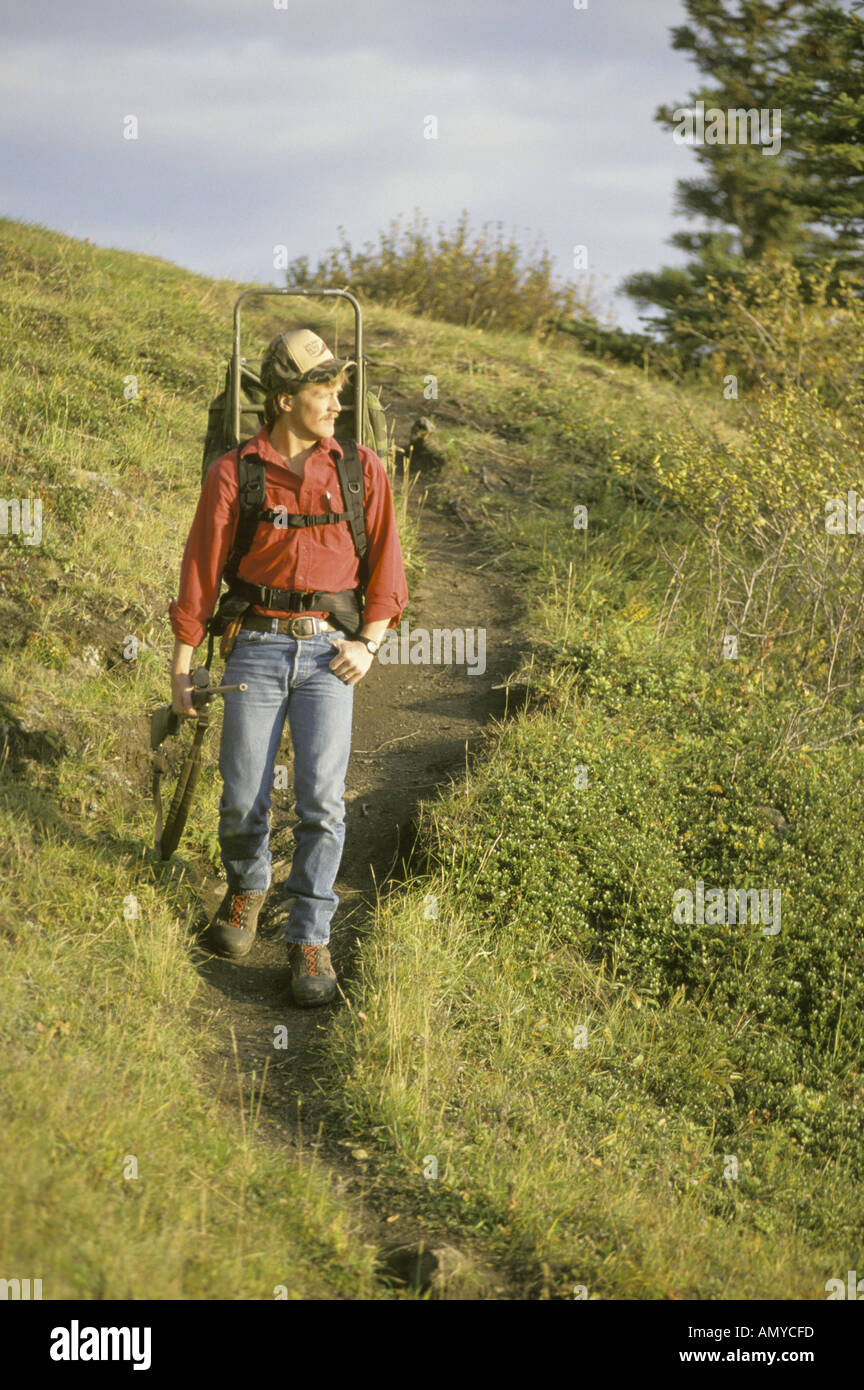 Hunter auf w Trail Wandern, Rucksack und Waffe Alaska Stockfoto