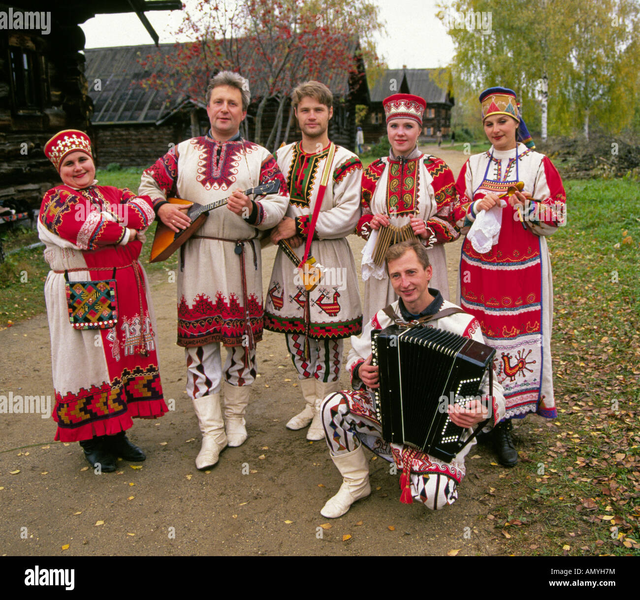 Eine Gruppe russischer Volksmusik in traditioneller Kleidung in einem ...