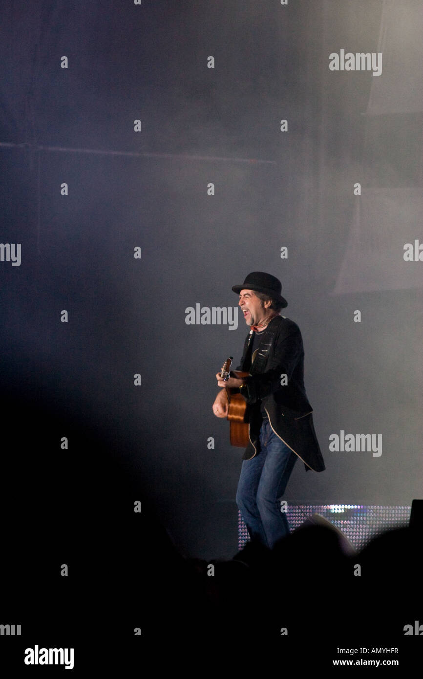 Joaquin Sabina in einem Konzert in Buenos Aires, Argentinien in Boca Juniors Stadion, seine Gitarre zu spielen. Stockfoto