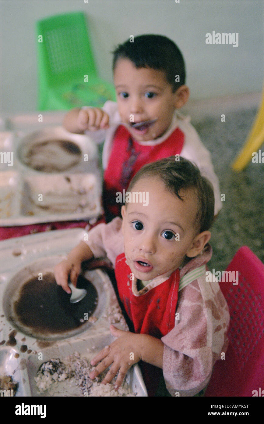 Kindergartenkinder Essen. Kuba Stockfoto