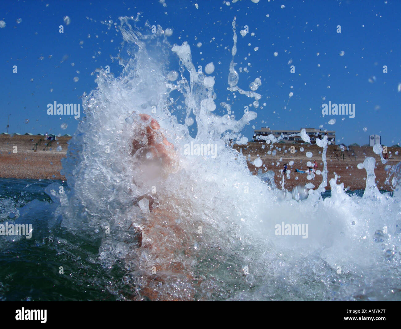 Sommer-Spaß im Meer in Brighton England UK Stockfoto