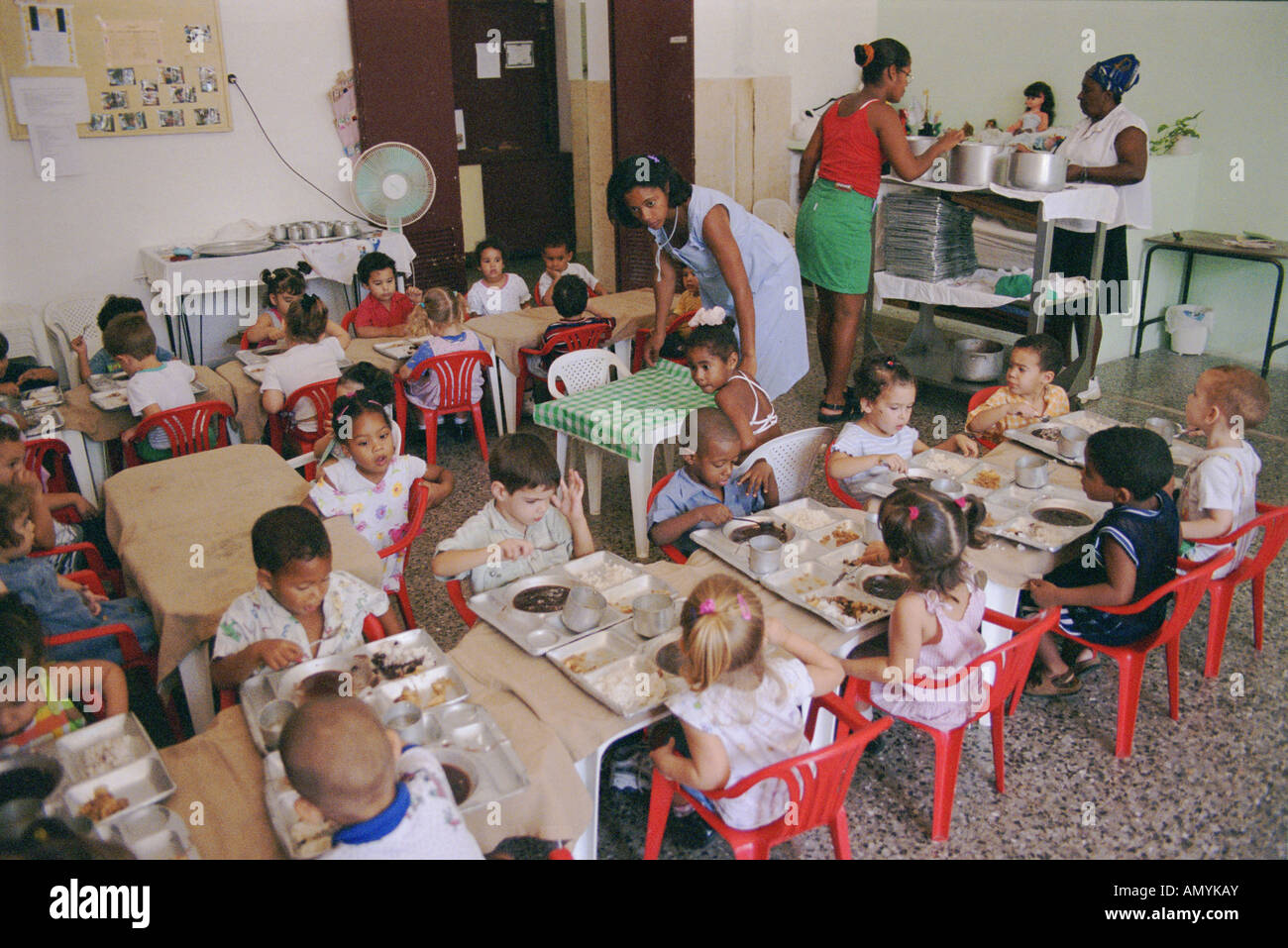 Kindergartenkinder Essen. Kuba Stockfoto