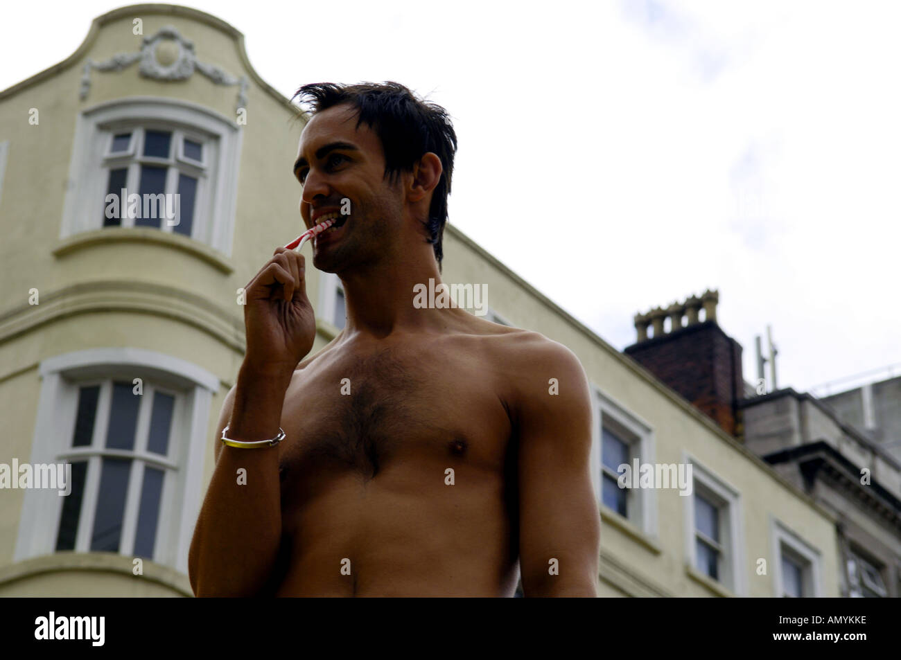 schwuler Mann mit Lollipop Selfridges Schwimmer Schuh schwule Jungs halb  nackt Schwule Hunks Hunky Männer Modelle Manchester Konzept Homosexuell  Ballons Stockfotografie - Alamy