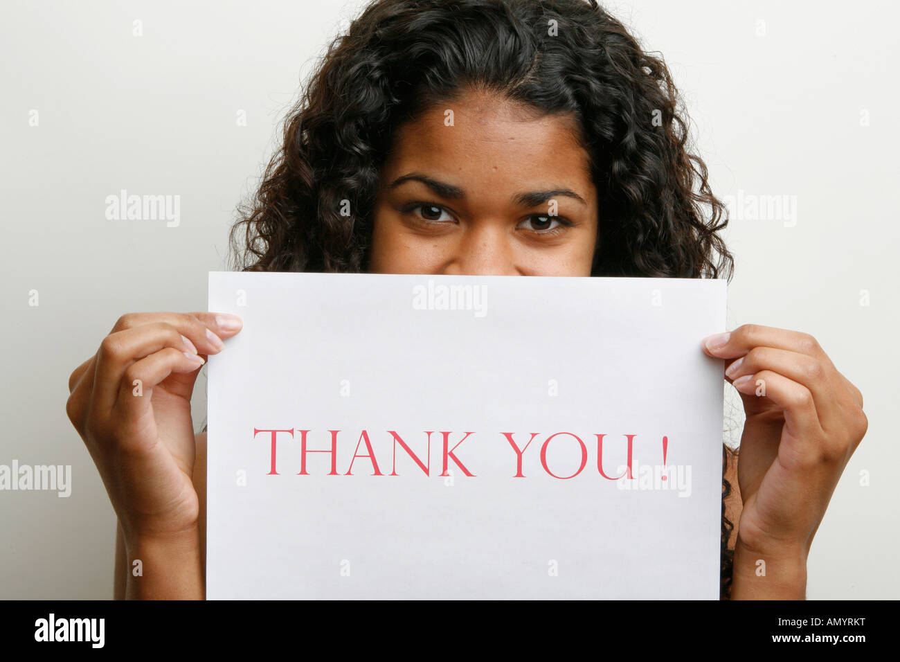 Porträt einer jungen Frau mit Karte mit einer Botschaft - vielen Dank! HERR-12-17/18-07 Stockfoto